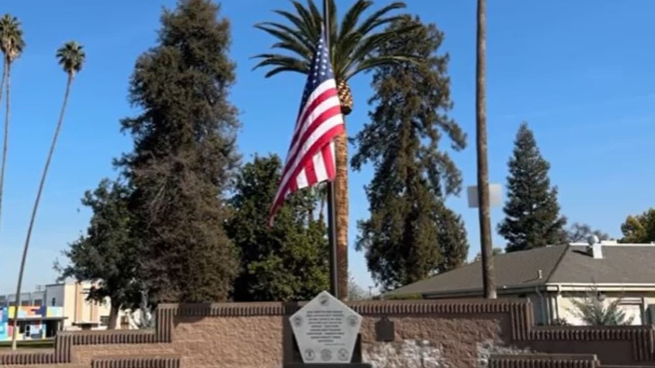 En los edificios públicos de Selma las banderas ondearon a media asta un día después del asesinato del oficial Gonzalo Carrasco Jr.
