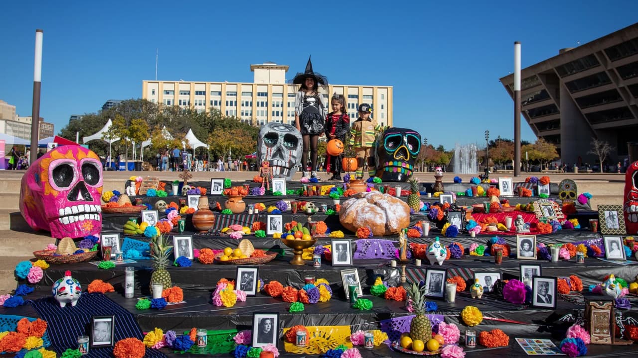 La tradición del Día de Muertos la podrás vivir en el centro de Dallas con los tradicionales altares que tendrán en la explanada del Dallas City Hall.