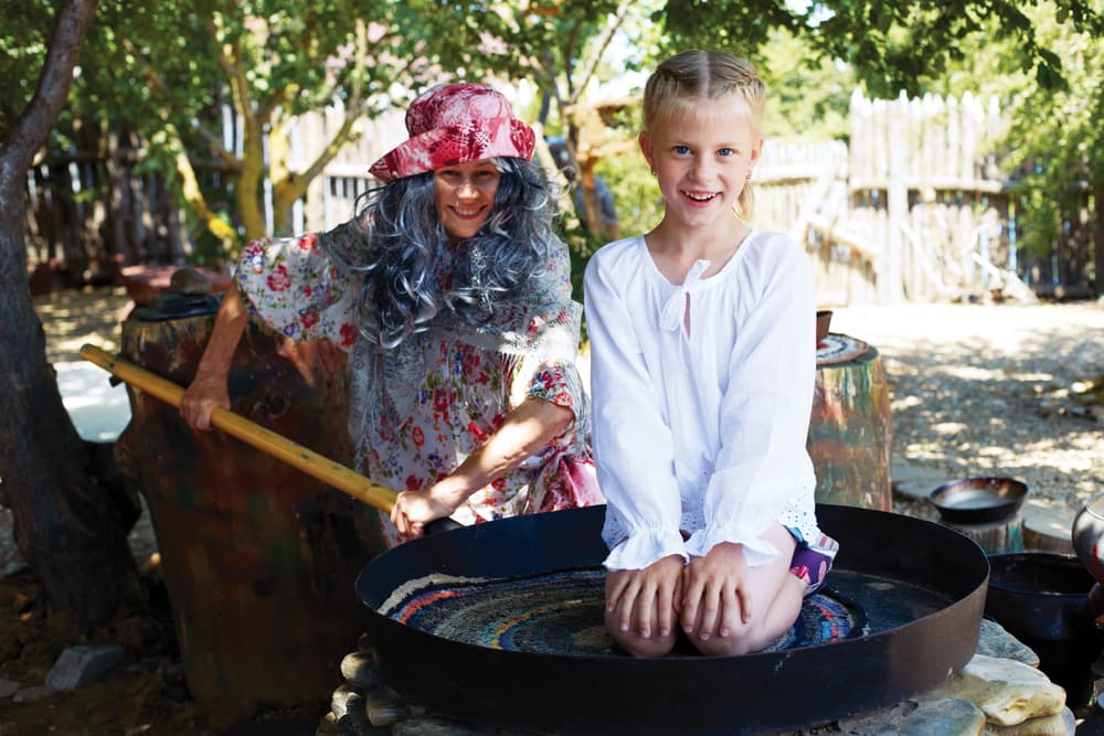 Y chicos y grandes se siguen divirtiendo hasta la fecha con la leyenda de la espantosa Baba Yaga, disfrazándose de ella todo el año y jugando, como en esta imagen, que "cocina" a los niños malos en su horno. ¡Cuidado!