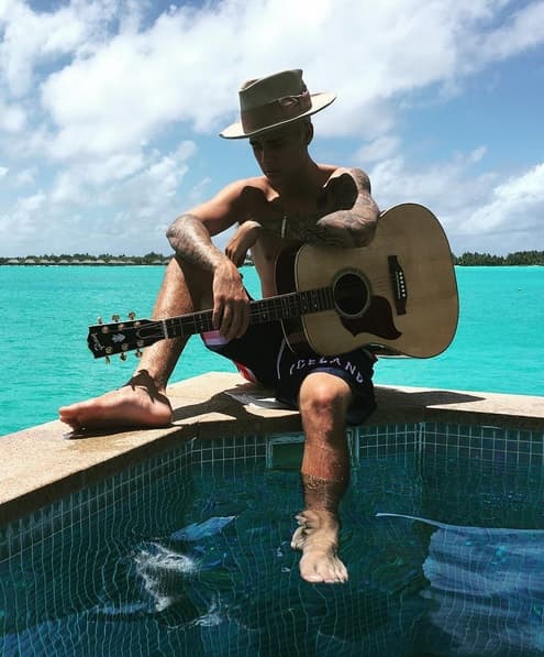 En aquella ciudad trató de pasar desapercibido, pero no faltaron las fans y los paparazzi que lo descubrieron al salir de un 'pub' con cerveza en mano.