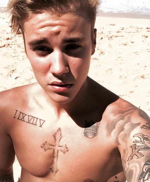 El cantante tuvo que pagar una multa y cumplir cinco días de trabajo comunitario por lanzar huevos a la casa de uno de sus vecinos. Además, organizaba fiestas escandalosas que paraban hasta el amanecer. Cuando el cantante se mudó, decidieron celebrar porque la paz había regresado.