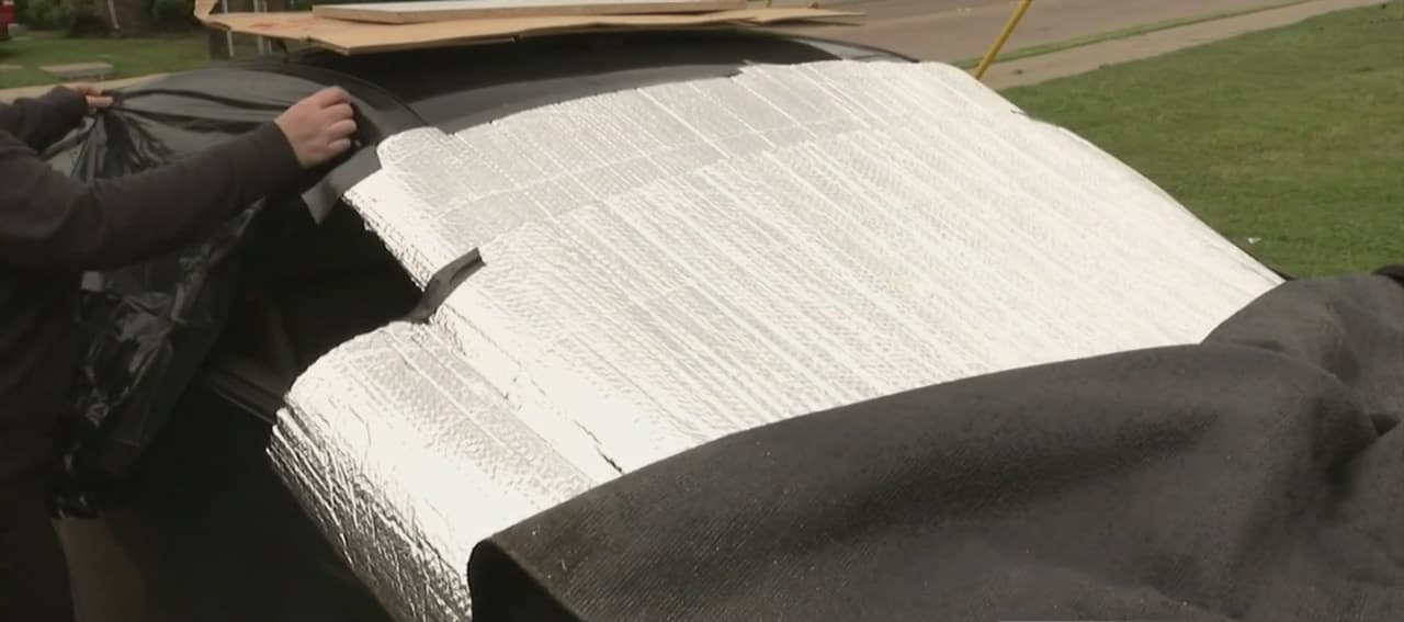 Y es que fuertes tormentas que cayeron hace unos días, destruyeron autos y hasta techos, Por ello, este martes la gente protegió sus vehículos