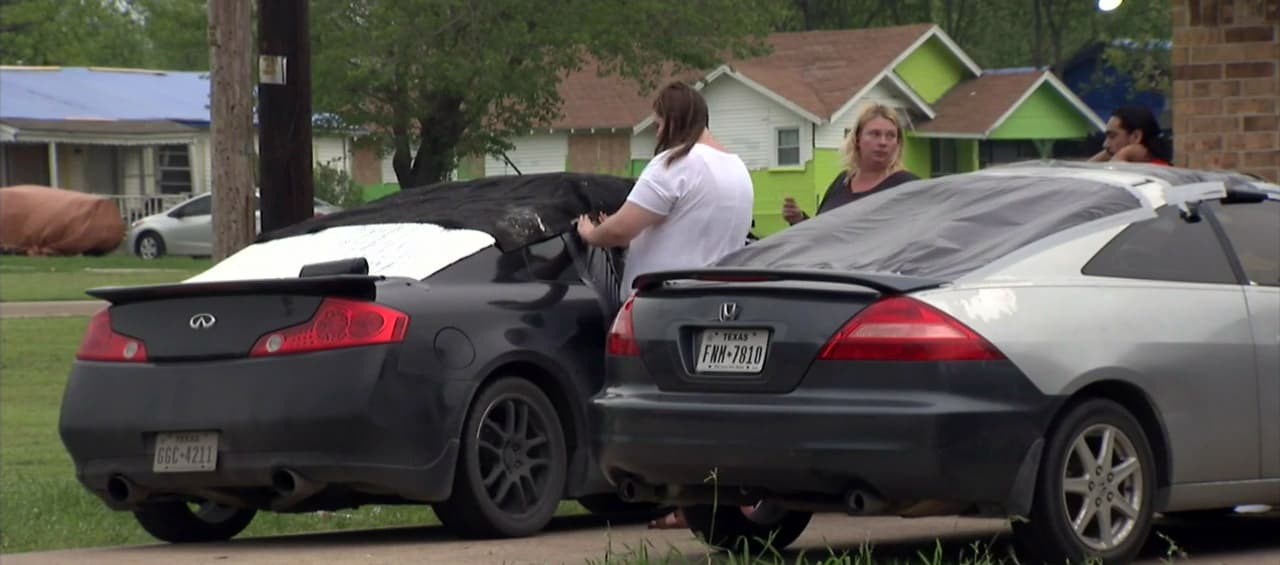 Y es que fuertes tormentas que cayeron hace unos días, destruyeron autos y hasta techos, Por ello, este martes la gente protegió sus vehículos