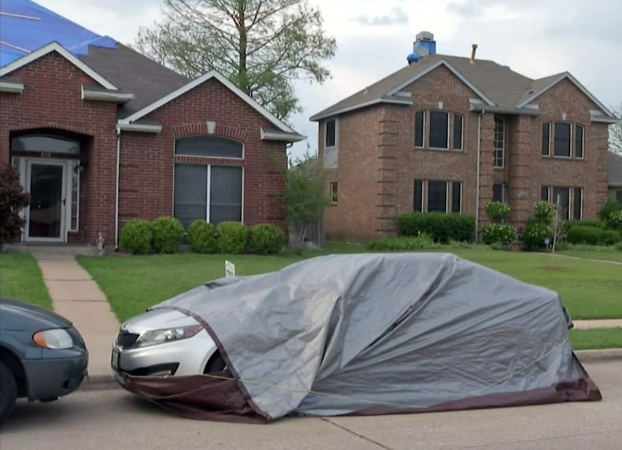 Y es que fuertes tormentas que cayeron hace unos días, destruyeron autos y hasta techos, Por ello, este martes la gente protegió sus vehículos