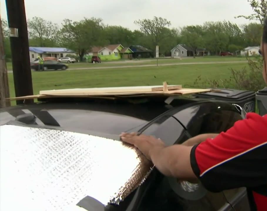 Y es que fuertes tormentas que cayeron hace unos días, destruyeron autos y hasta techos, Por ello, este martes la gente protegió sus vehículos