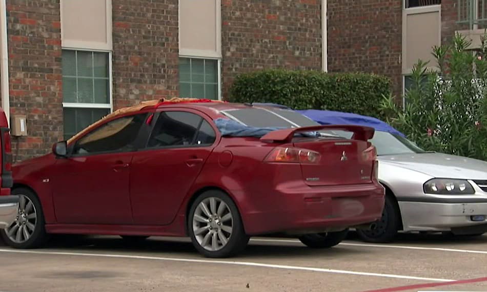 Y es que fuertes tormentas que cayeron hace unos días, destruyeron autos y hasta techos, Por ello, este martes la gente protegió sus vehículos