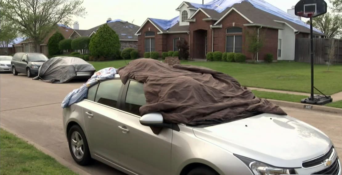 Y es que fuertes tormentas que cayeron hace unos días, destruyeron autos y hasta techos, Por ello, este martes la gente protegió sus vehículos