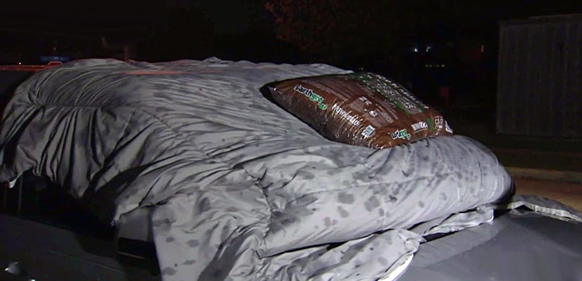 Y es que fuertes tormentas que cayeron hace unos días, destruyeron autos y hasta techos, Por ello, este martes la gente protegió sus vehículos