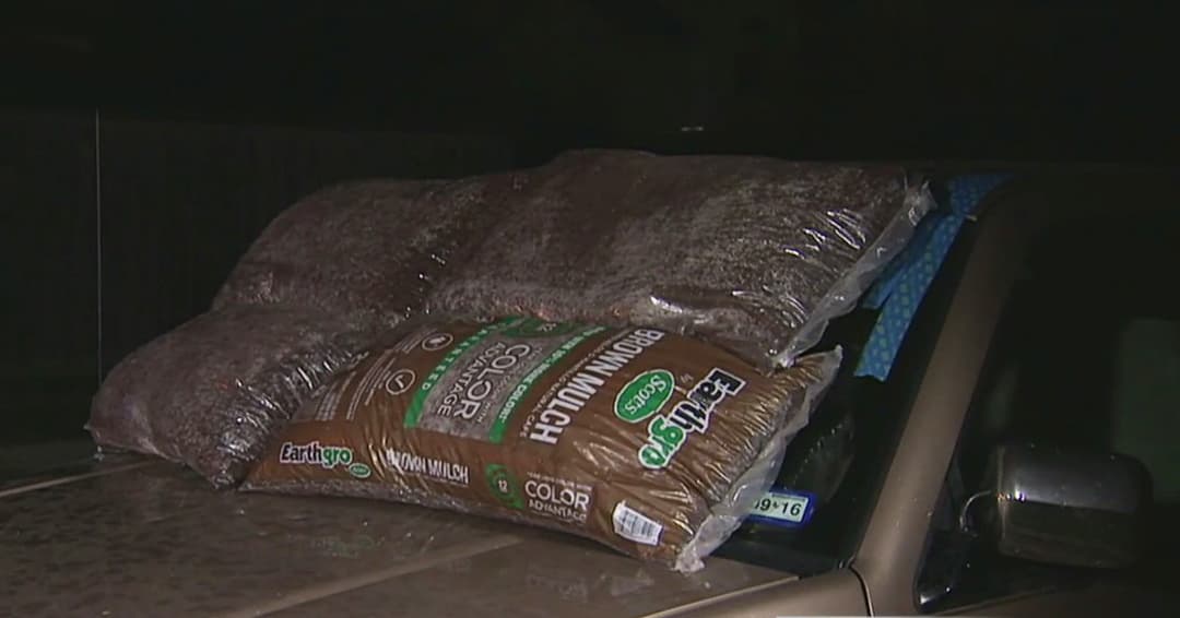 Y es que fuertes tormentas que cayeron hace unos días, destruyeron autos y hasta techos, Por ello, este martes la gente protegió sus vehículos