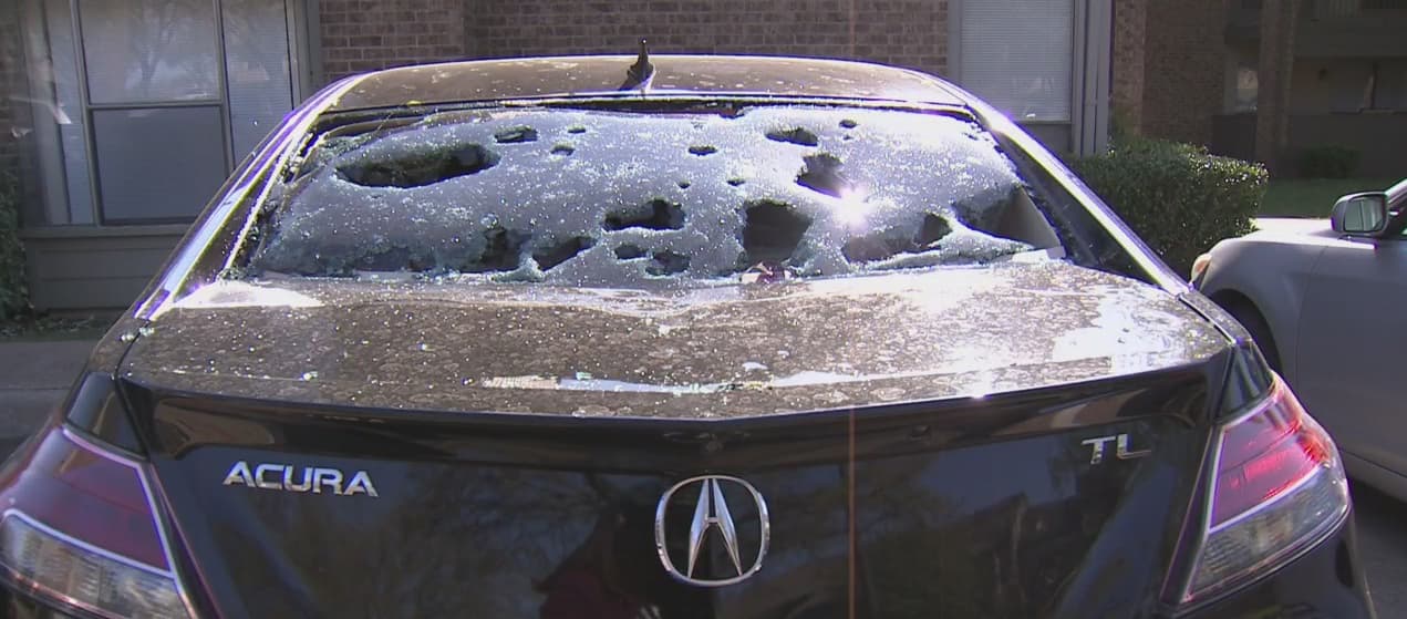 Y es que fuertes tormentas que cayeron hace unos días, destruyeron autos y hasta techos, Por ello, este martes la gente protegió sus vehículos