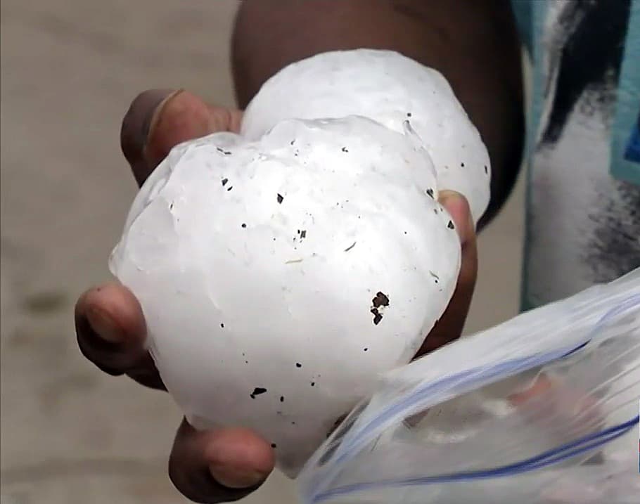 Y es que fuertes tormentas que cayeron hace unos días, destruyeron autos y hasta techos, Por ello, este martes la gente protegió sus vehículos