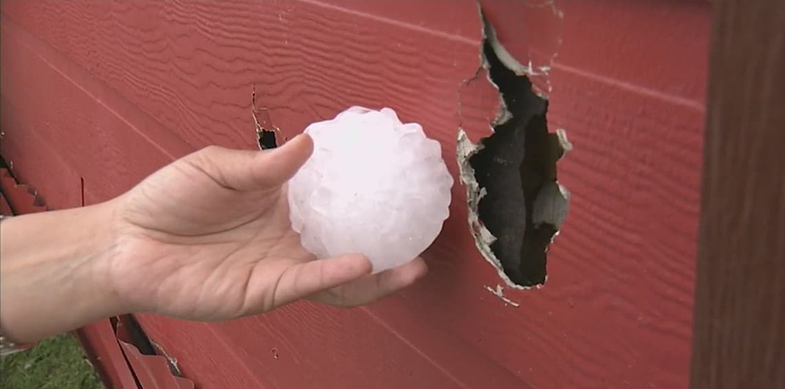 Y es que fuertes tormentas que cayeron hace unos días, destruyeron autos y hasta techos, Por ello, este martes la gente protegió sus vehículos