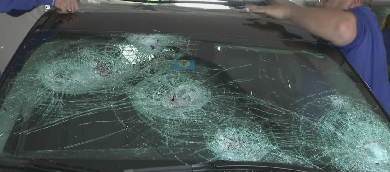 Y es que fuertes tormentas que cayeron hace unos días, destruyeron autos y hasta techos, Por ello, este martes la gente protegió sus vehículos