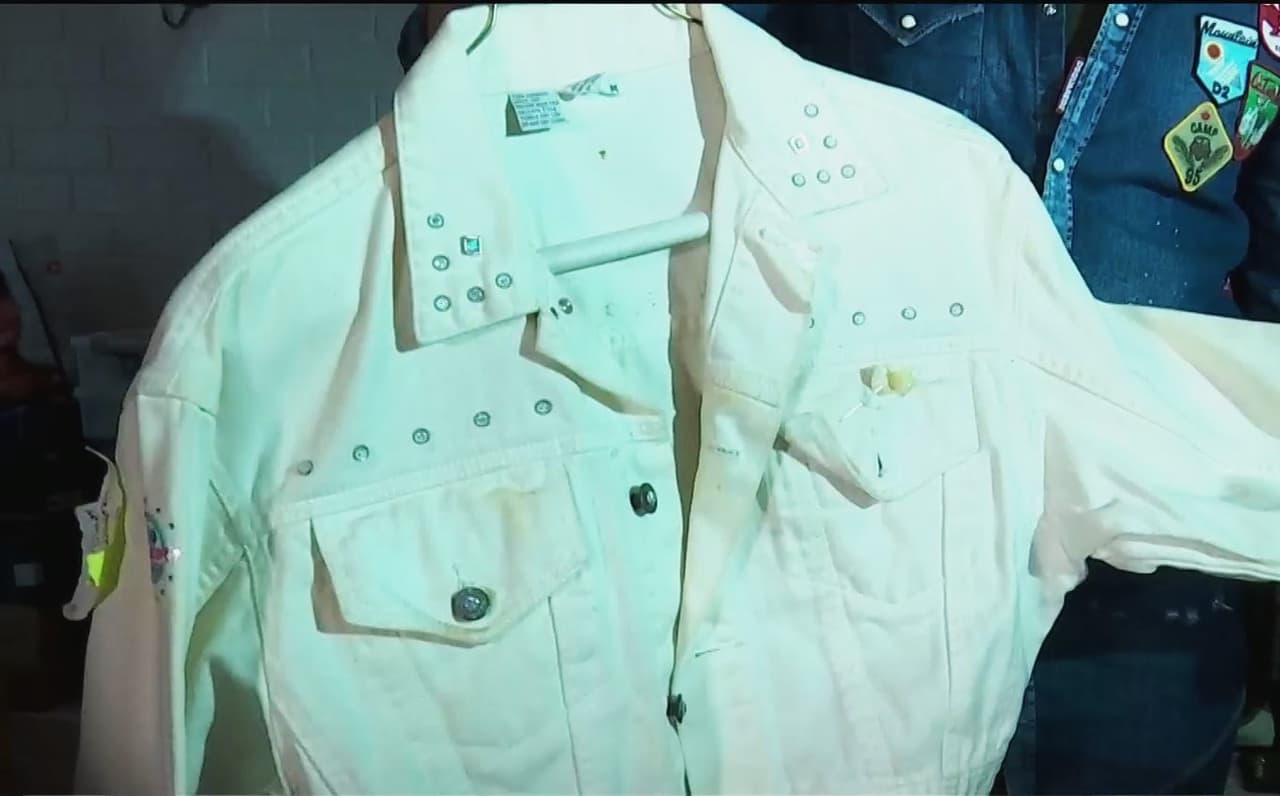 Al día de hoy, Julie conserva como un tesoro una chamarra blanca que hizo para Selena, intacta, con las mismas anotaciones que le dio la celebridad.
<br>