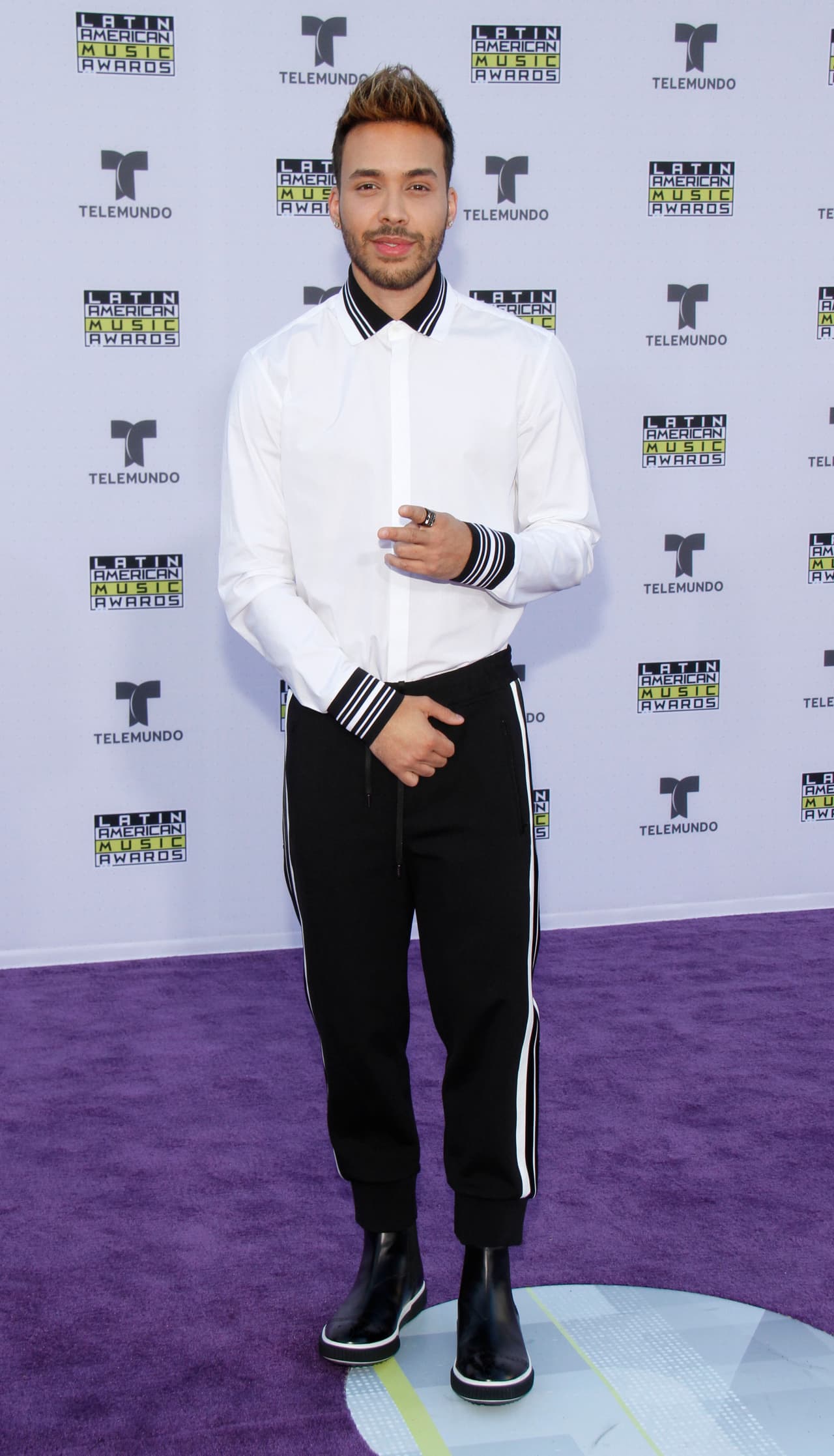 Prince Royce pasó solo por la alfombra morada de los Latin American Music Awards 2017.