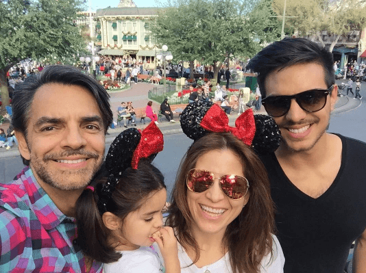 Eugenio y su familia se divierten como niños en cada oportunidad.