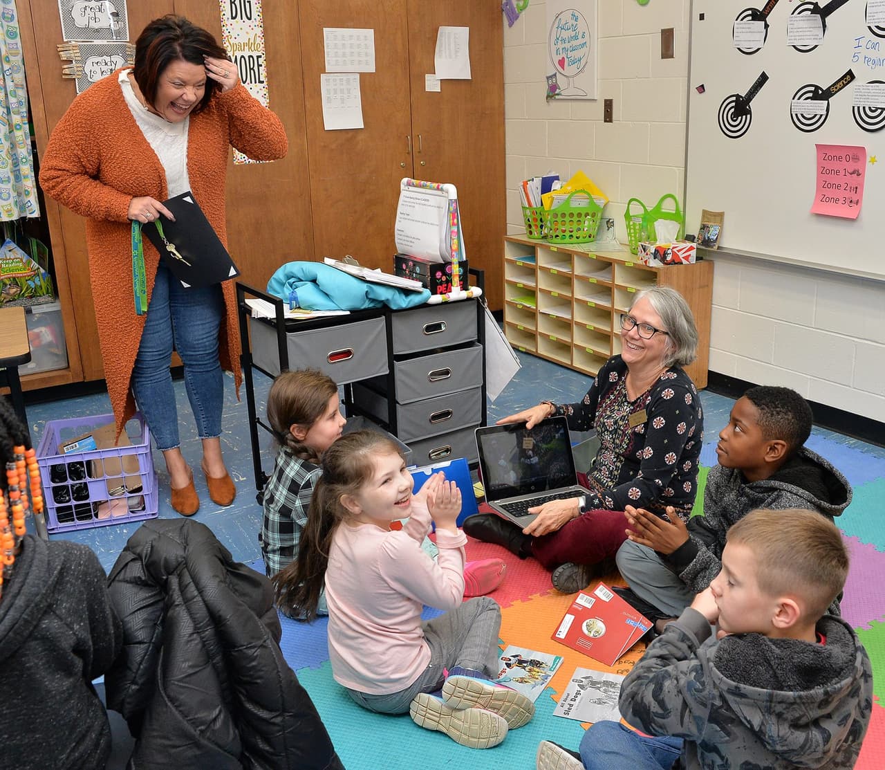 Escuelas públicas del condado de Henry. Fecha de inicio: 1 de agosto. Más información 
<a href="https://schoolwires.henry.k12.ga.us/" target="_blank">aquí</a>.