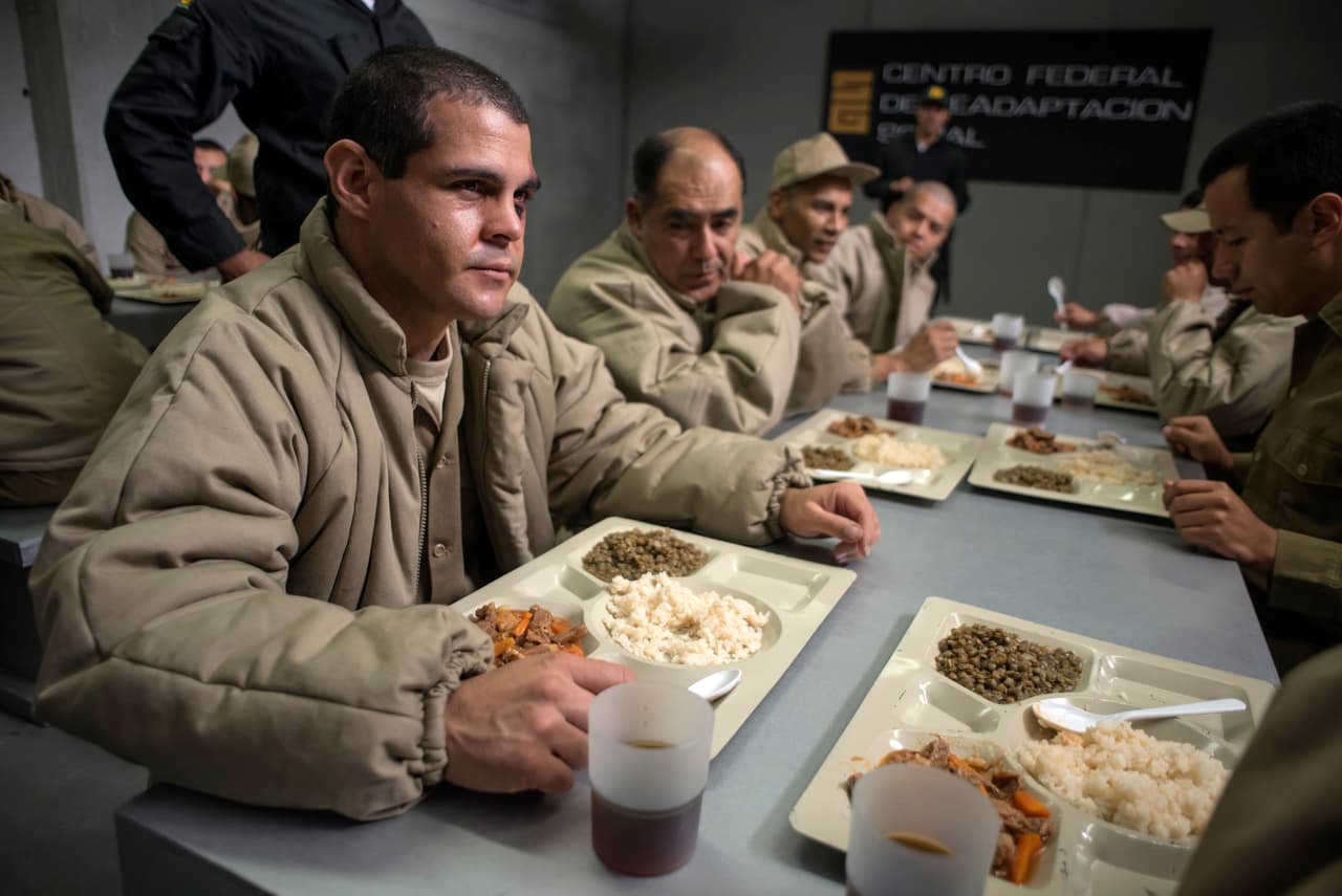 Sus demás compañeros de celda le pidieron al profesor que no aceptara las pastillas, pues si los guardias lo descubrían se metería en severos problemas.
