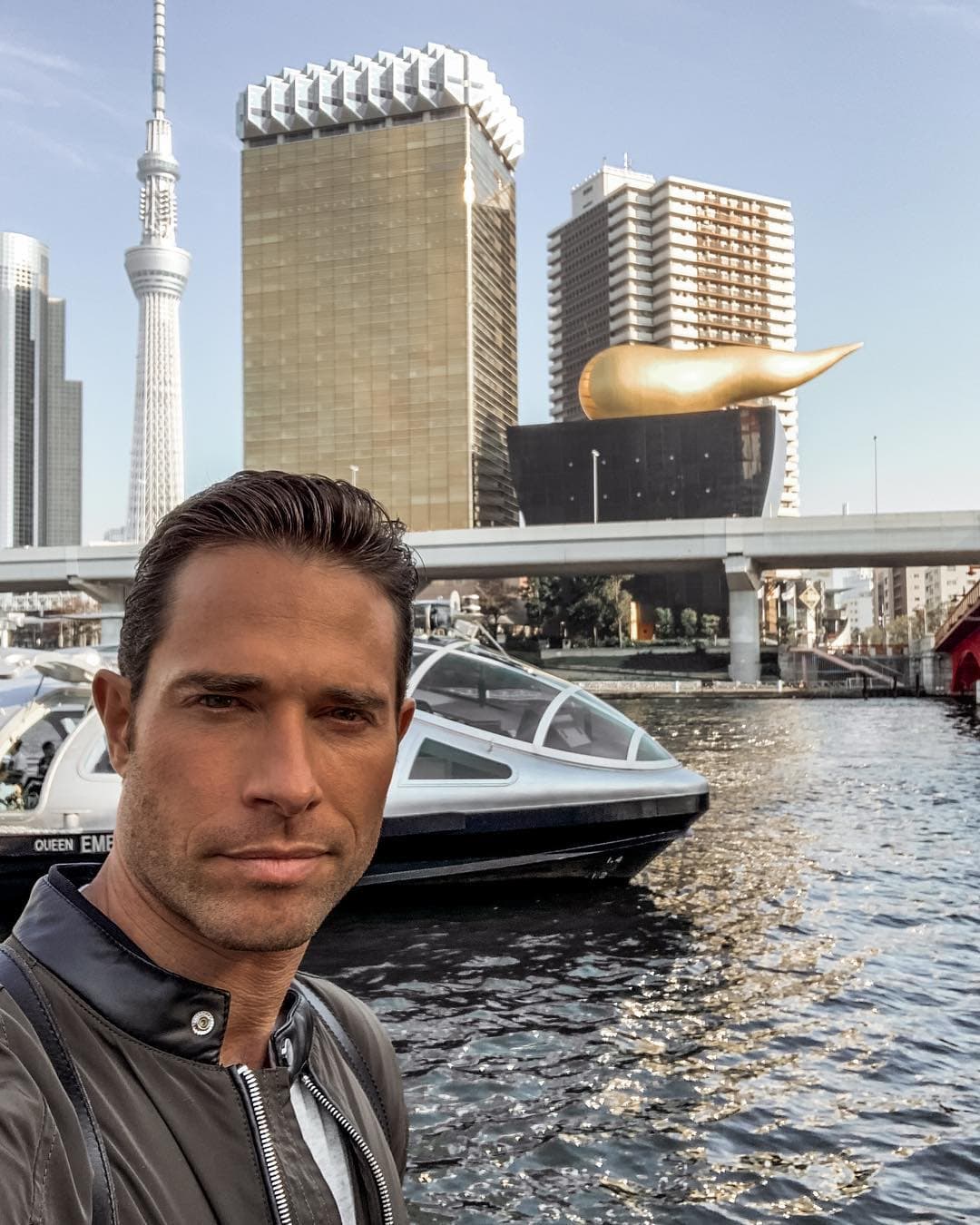 El protagonista de novelas como Teresa asegura que, antes de aquel viaje, la actuación no había sido su meta, solo una especie de 'hobby': “Yo comencé a estudiar teatro cuando estaba en la preparatoria, como clases extracurriculares y siempre lo hice porque me gustaba, no como una carrera”.
<br>