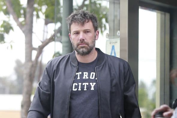 Su cabellera también luce descuidada.