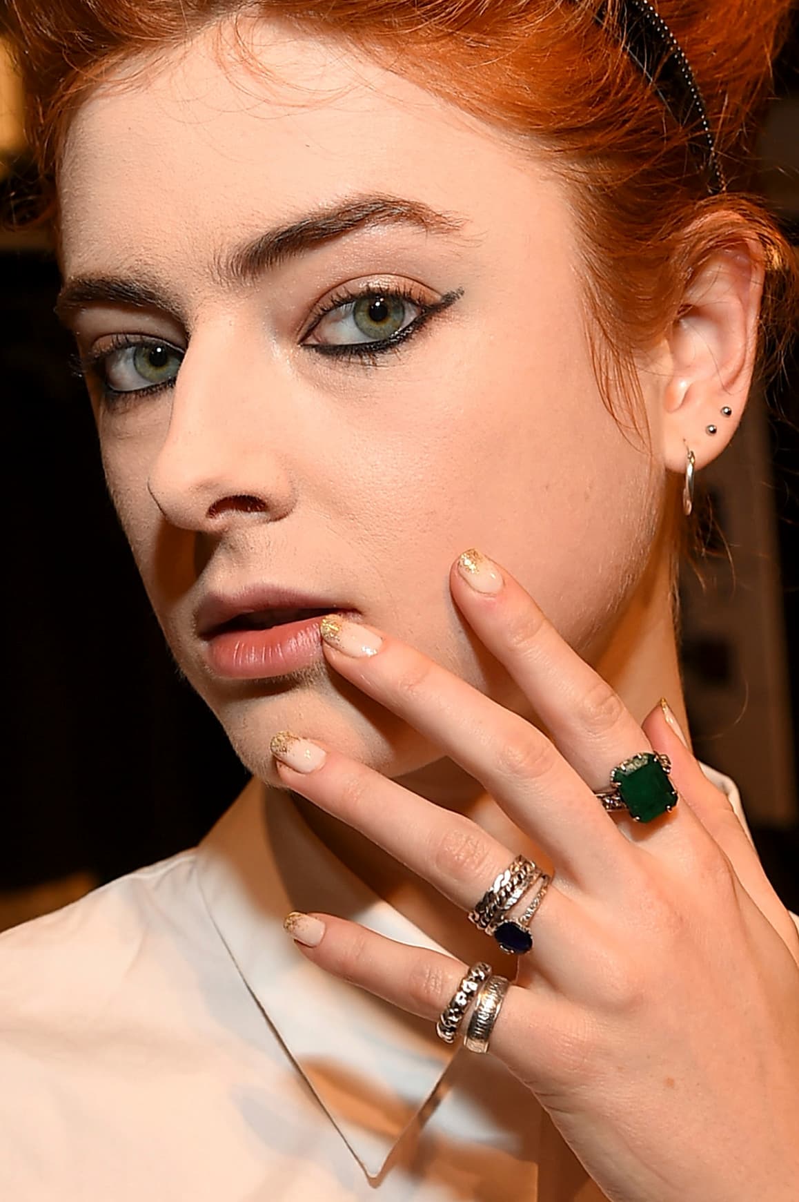 <b>3. El glitter.</b> Esta
<a href="http://www.univision.com/estilo-de-vida/belleza/tendencias-de-maquillaje-para-llevar-el-proximo-otono-e-invierno-fotos">temporada</a> no sólo está presente en el maquillaje de los párpado, este acabado brillante también invade las uñas. Se lleva en barnices que añaden estos destellos a toda la superficie de la uña, pero también sólo en la punta al estilo del manicure francés.
<br>