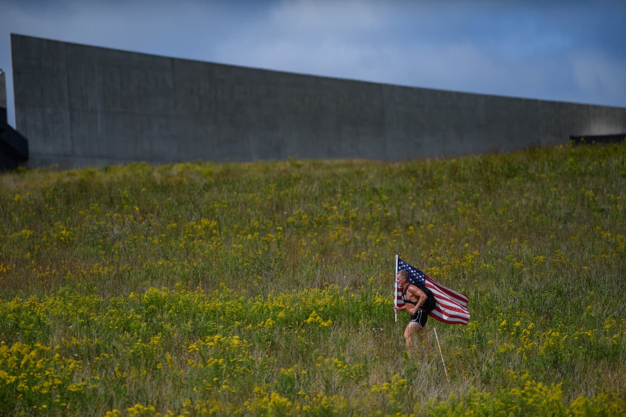 Los 2,200 acres incluyen un centro de visitantes con una poderosa exhibición de fotos del accidente y grabaciones de las últimas llamadas telefónicas que la gente hizo desde el avión.