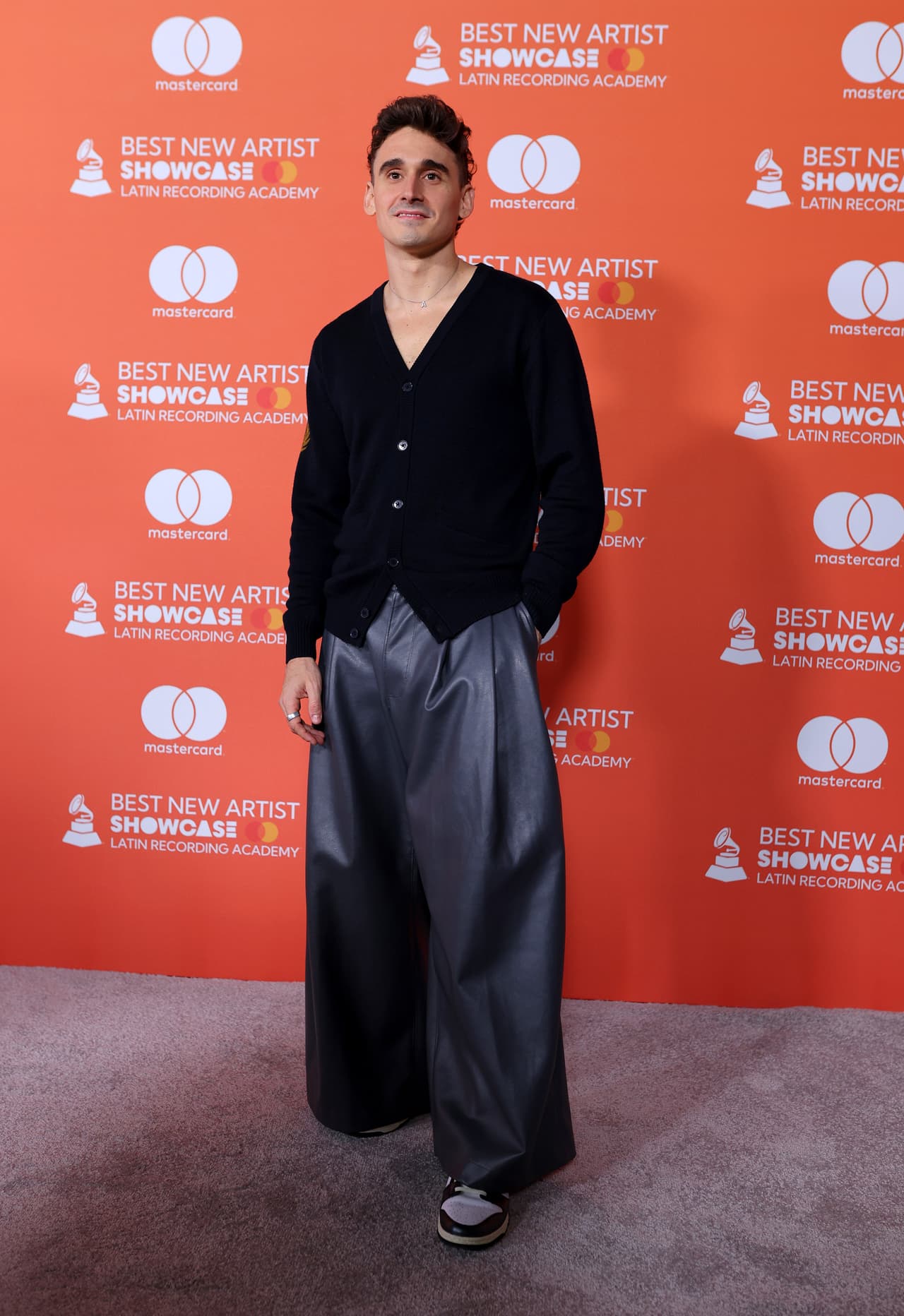 La Academia Latina de la Grabación realizó su tradicional evento para presentar y celebrar a los 10 talentos 
<u><b><a href="https://www.univision.com/shows/latin-grammy/latin-grammy-2023-lista-completa-de-nominados" target="_blank">nominados</a></b></u> este año a Mejor Nuevo Artista. 
<br>
<br>
<h2 class="cms-H2-H2">Borja</h2>
<br>Cantautor y productor nacido en Barcelona, España. Su primer álbum es 'Rimas del Verbo Amar'. Con un rango vocal sólido, profundo y muy ibérico, Borja brinda interpretaciones con estilo moderno y pop romántico.