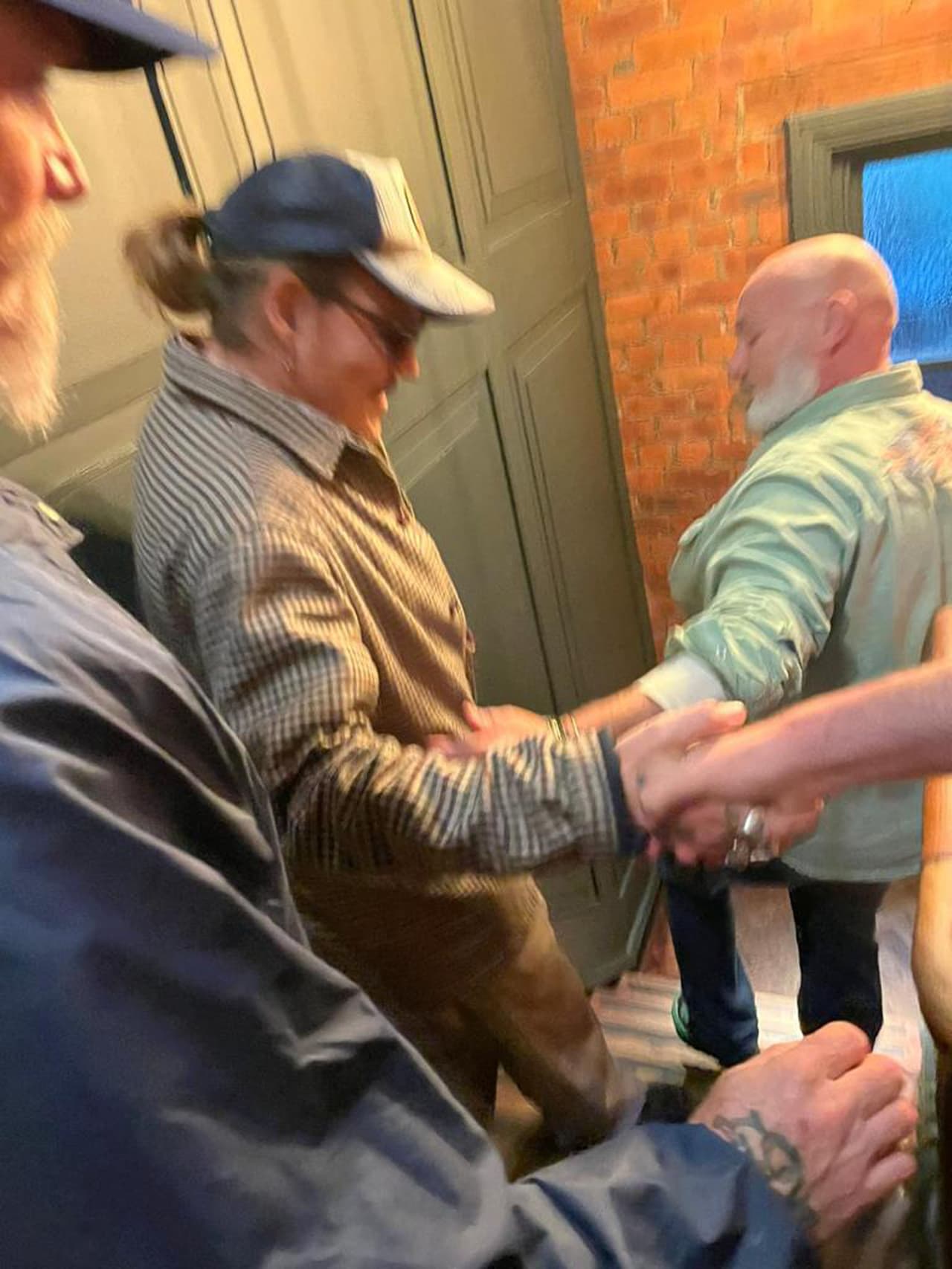 La estrella de Hollywood estaba en Bridge Tavern, en Newcastle, cuando se pronunció el veredicto. Fue felicitado por algunas personas que estaban en el bar. 
<br>