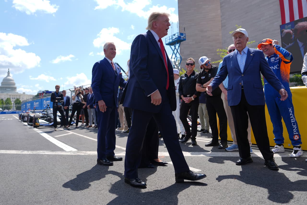 El presidente Donald Trump llega al Gran Premio Freedom 250 de IndyCar. El mandatario dijo: “Voy a dar una vuelta en un coche bonito y seguro, un poco más despacio que los que vamos a ver, pero nos lo vamos a pasar bien”, dijo Trump en una entrevista en Fox poco antes del paseo.