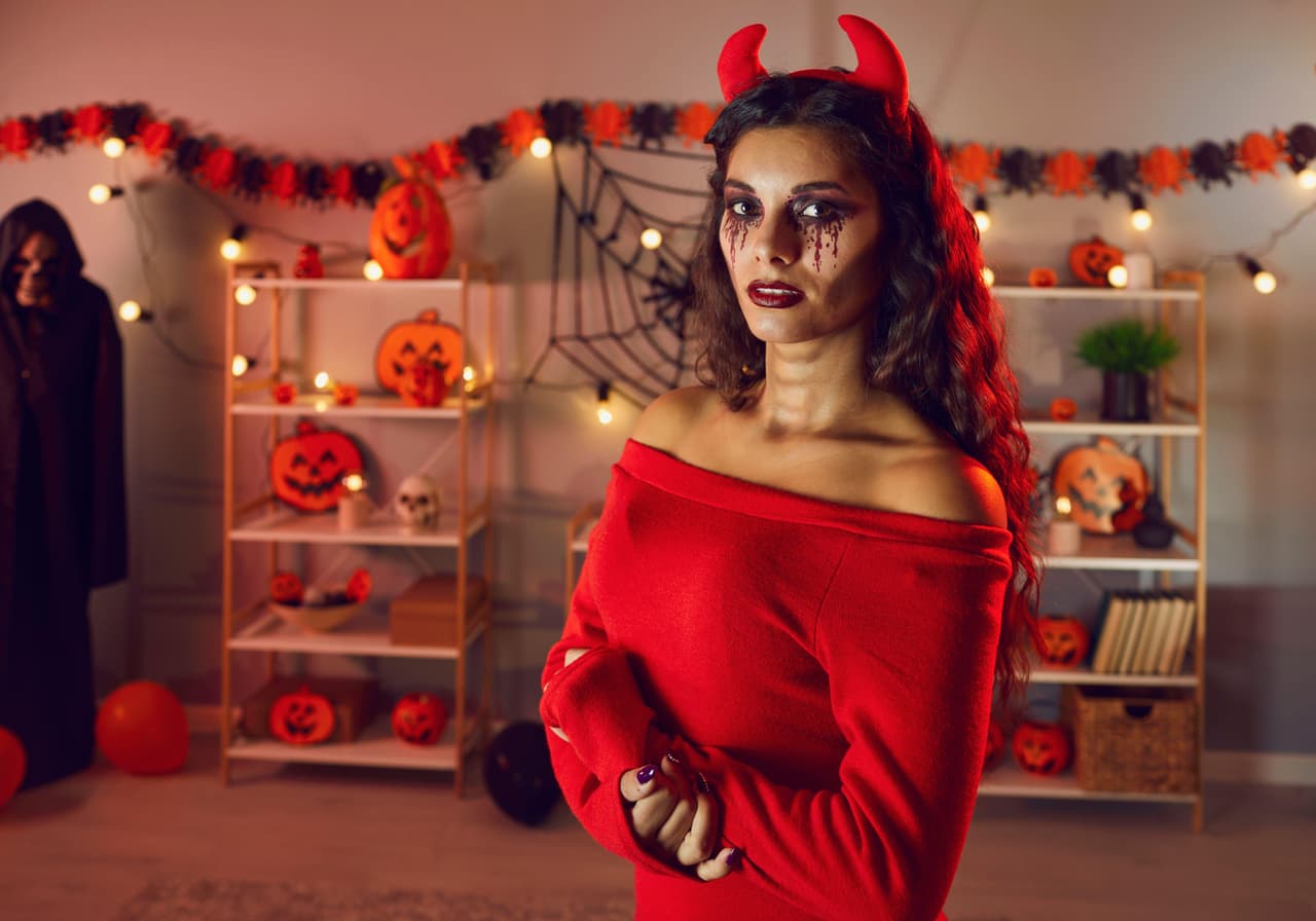 Mujer vestida de diabla en Halloween