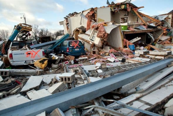 Dos personas perdieron la vida y sobre una veintena resultaron heridas luego del paso de fuertes tornados que tocaron tierra en los poblados de Rochelle y Fairdale a unas 80 millas al noroeste de Chicago la noche del jueves. Rescatistas continúan en la búsqueda de personas desaparecidas entre los escombros.