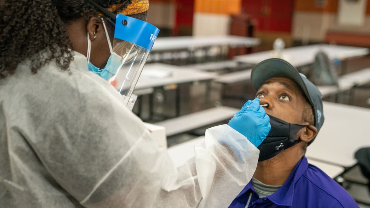 <b>En video</b>: Con más de 126,000 nuevos casos de covid-19, EEUU se acerca a los 10 millones de contagios.
<b> </b>Las muertes por coronavirus superan las 238,000 y el Instituto de Métricas y Evaluación de Salud (IHME) de la Universidad de Washington calcula que, para el 28 de febrero de 2021, el número de fallecidos en Estados Unidos podría llegar a 511,000. Estados del Medio Oeste del país siguen siendo los más afectados por la pandemia.