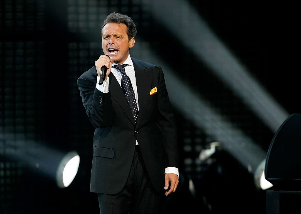 Comentó que, ante la ausencia de Luis Miguel, ella recurre a sus padres para que puedan cuidar de sus hijos cuando debe salir de gira artística. 
<br>