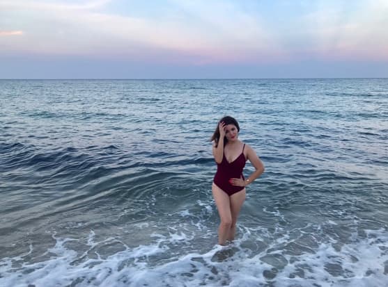 Las vacaciones disfruta pasarlas en el mar, aprovechando del sol y de la playa.