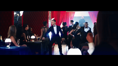 Más adelante llegan los chicos y se arma el baile en pleno salón, al ritmo de 'Corazón acelerao'.