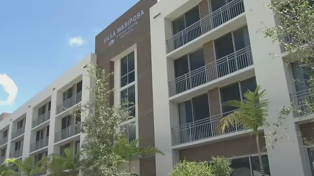 Hialeah entrega apartamentos a 83 familias bajo el programa de vivienda de plan 8