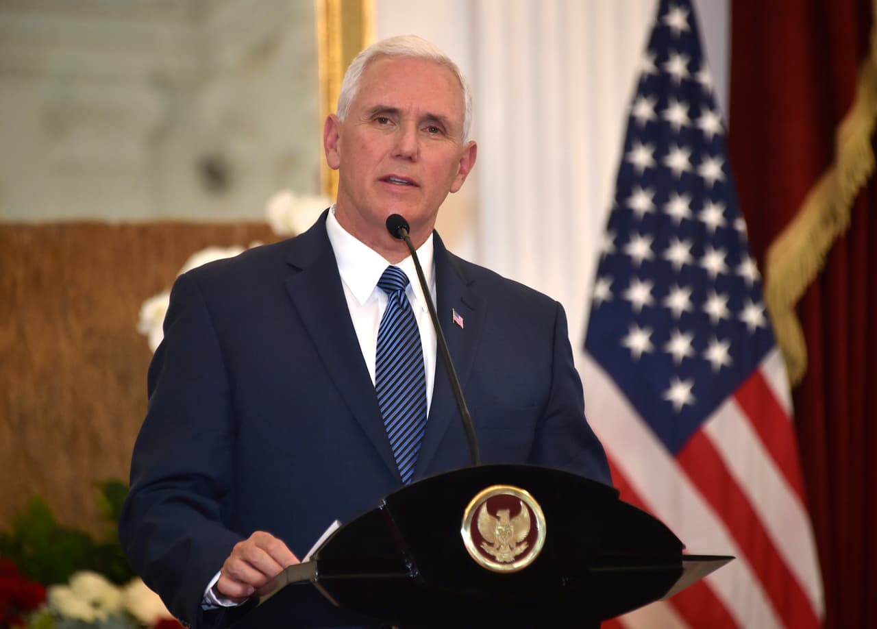 Pence aboga desde Indonesia por el "islam moderado" como modelo para el mundo musulmán