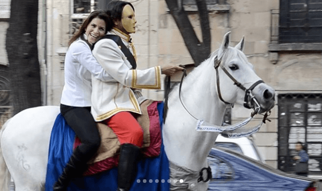 “Regresó disfrazado de príncipe, subido en un caballo blanco, se hincó”, agregó.