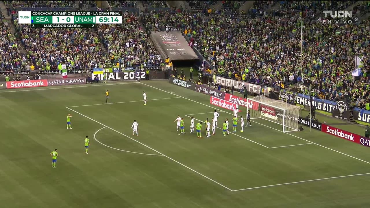 ¡TIRO ATAJADO! disparo por Alex Roldán.