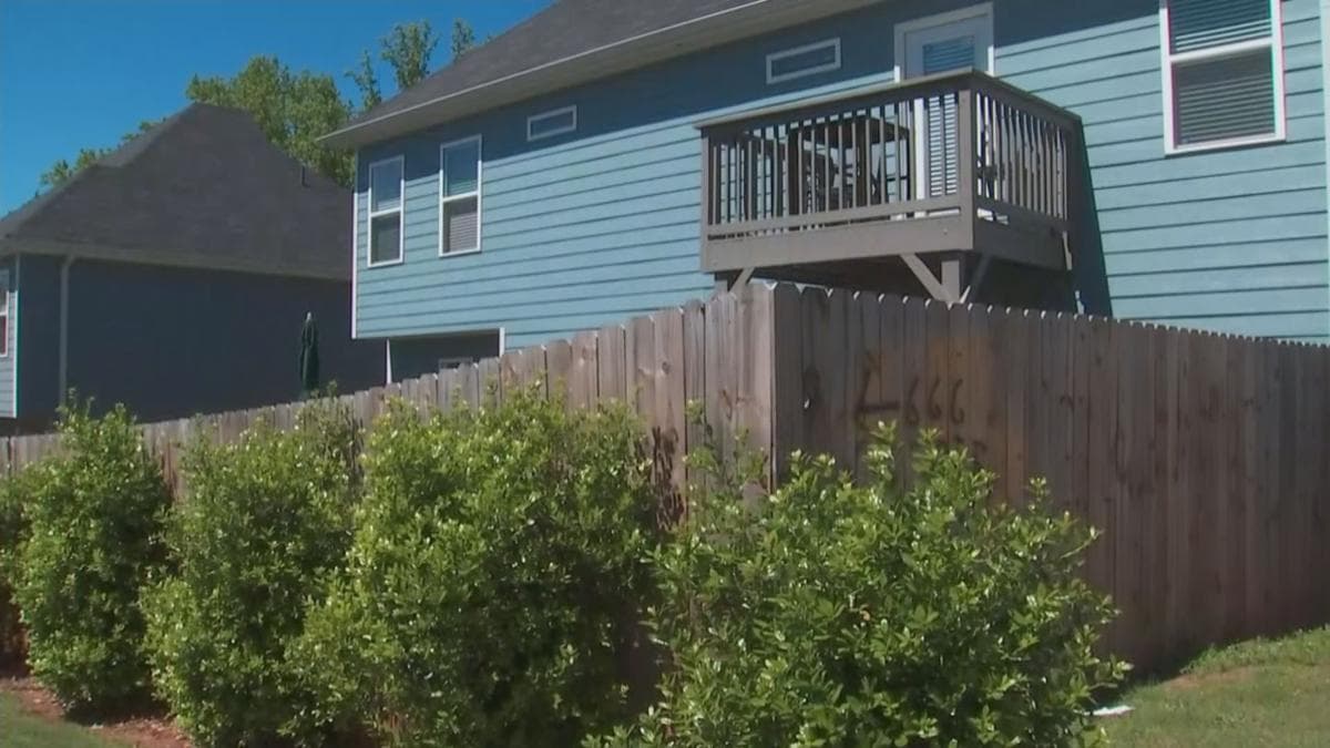 Según los vecinos, los grafitis fueron pintados en varios lugares.