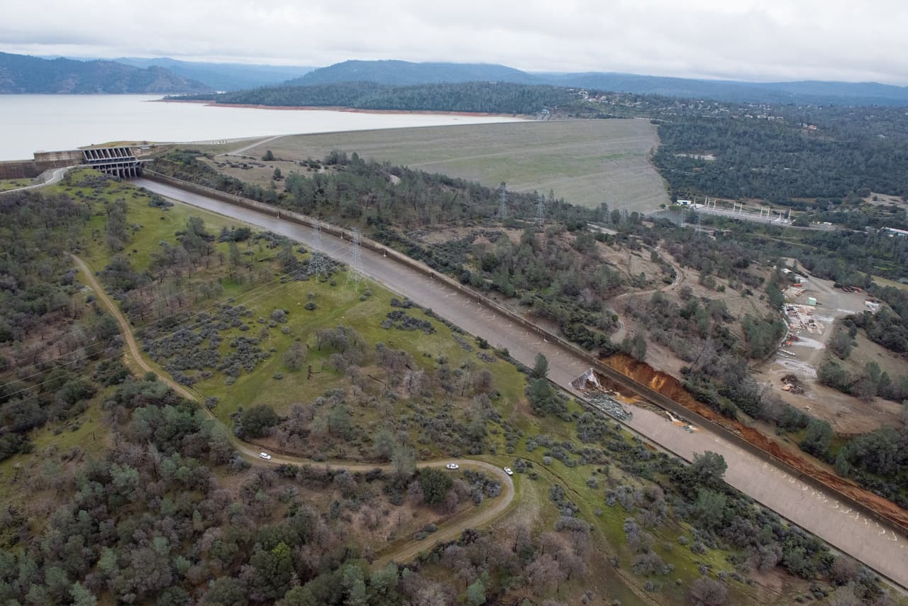 La represa de Oroville es la más alta de EEUU. Cuando está a su máximo de capacidad el agua llega hasta los 900 pies de altura.