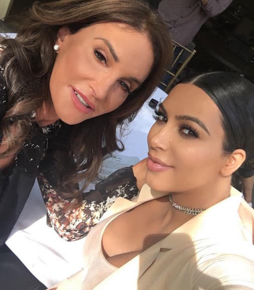 Según el informante, 
<b>Kim Kardashian mantiene una excelente relación con Jenner</b>, pero no coincide con las ideas conservadoras.
<br>