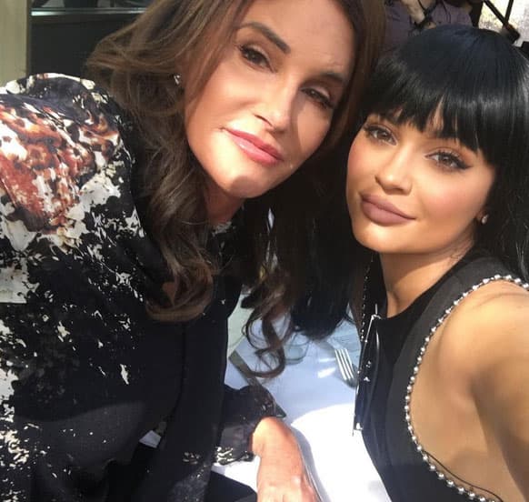 Y subió esta imagen celebrando a Caitlyn.