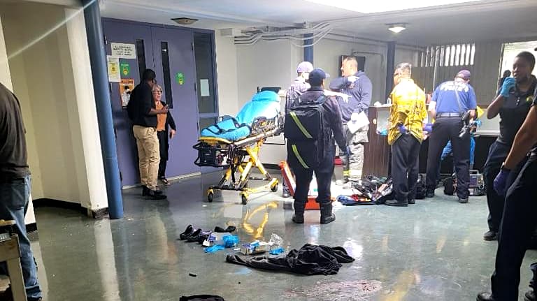 Tiroteo en escuela de Oakland, “posiblemente” vinculado a pandillas; dos pistoleros continúan prófugos