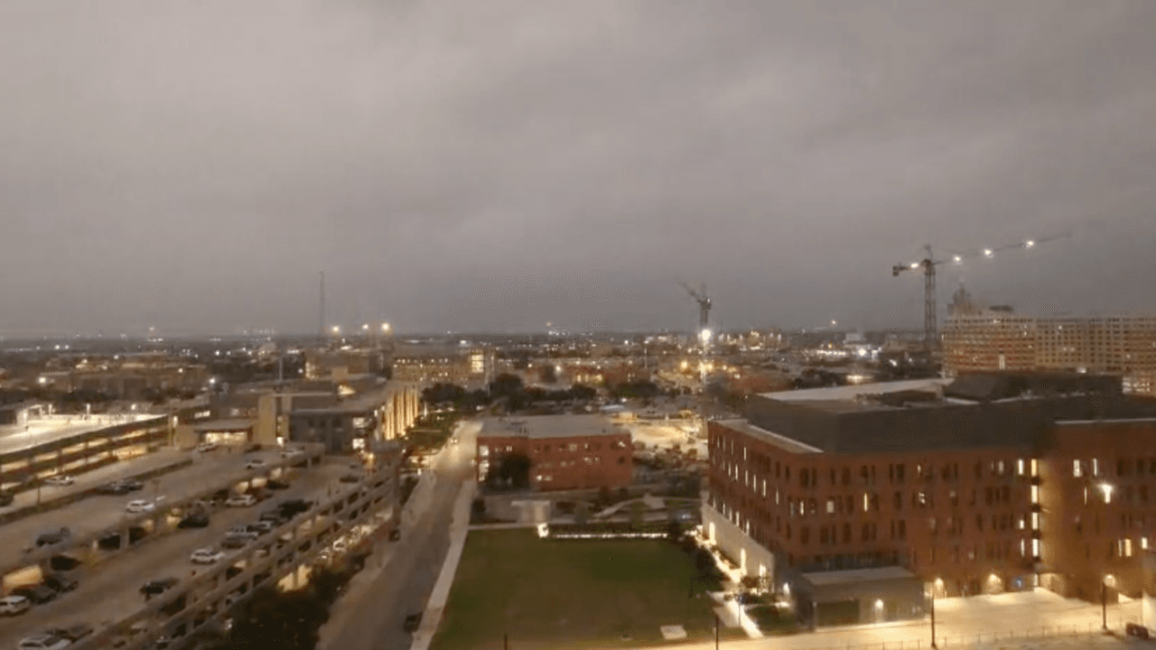 En San Antonio, así se veía la ciudad iluminada por las luces de las calles desde Paul Elizondo Tower, en el Downtown.