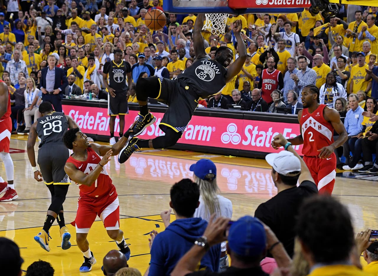 Draymond Green (23) con la clavada y haciendo levantar de sus asientos a los aficionados en los parpadeos que tenía Toronto y que aprovechaban los locales.