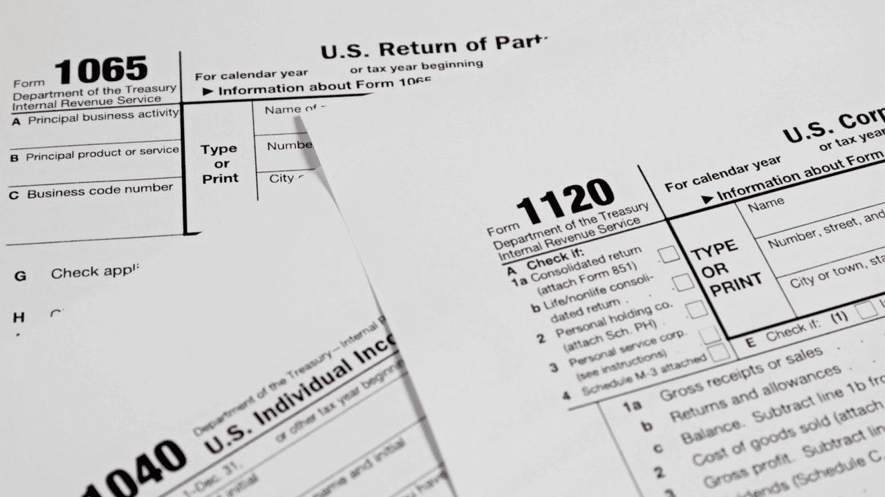 Con la extensión de tiempo, el IRS te permitirá presentar tus impuestos sin multas 
<b>hasta el 15 de octubre</b>. 
<br>
<br>Pero debes saber que el mismo IRS advierte lo siguiente: 
<b>tienes que pagar tus impuestos adeudados máximo hasta el 15 de abril, aunque pidas la prórroga.</b> 
<br>
<br>La fecha de octubre solamente te va a dejar presentar tu declaración.