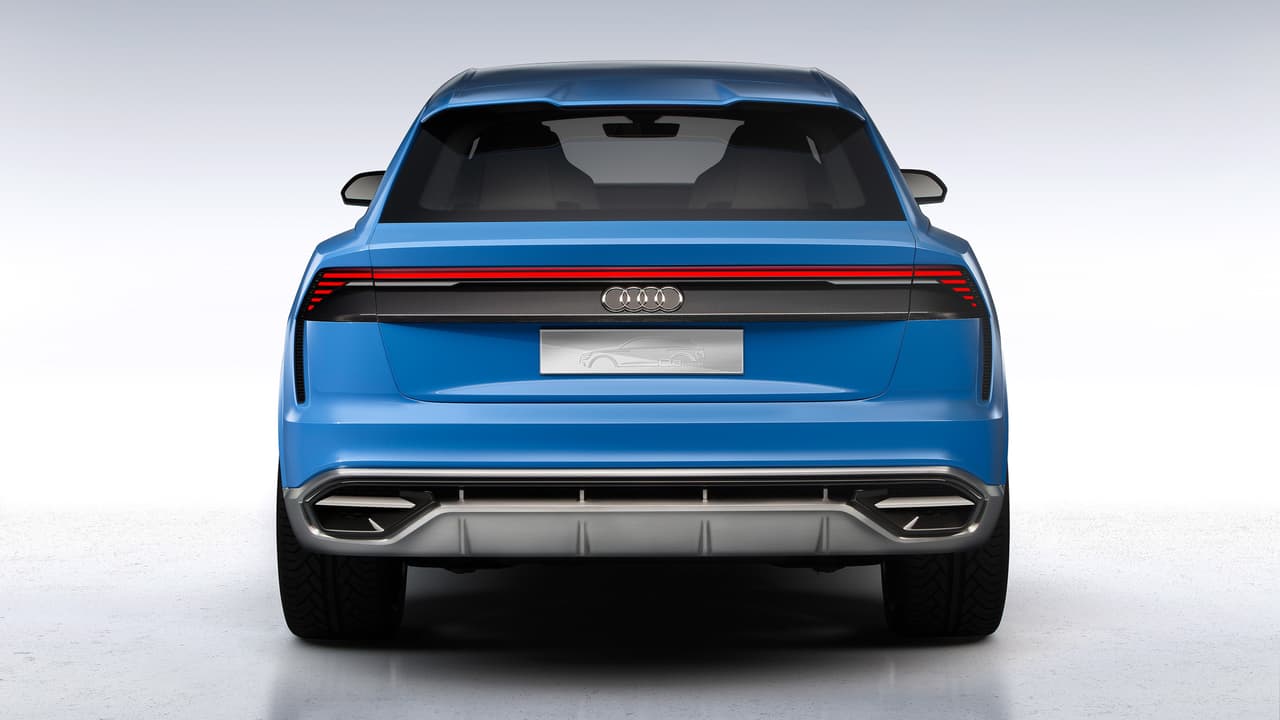 El espacio para la plaqueta identificatoria se encuentra justo debajo del emblema de Audi, en el centro de la tapa del maletero. Por encima, se encuentra la larga tira de luces traseras.