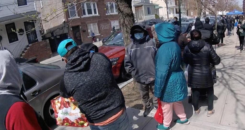 Las colas de personas buscando alimentos a veces iba a lo largo de varias cuadras. 
<a href="https://www.univision.com/noticias/dinero/12-millones-perderan-ayuda-por-desempleo-trump-tiene-en-limbo-segundo-cheque-de-estimulo">Miles de personas perdieron sus trabajos</a> cuando la ciudad de Nueva York y el estado ordenaron quedarse en casa en marzo del 2020.