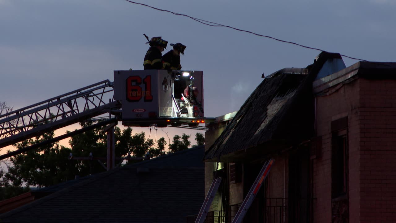No fue sino hasta cerca de las 
<b>6 de la madrugada</b> cuando los bomberos comenzaron a retirarse del lugar.